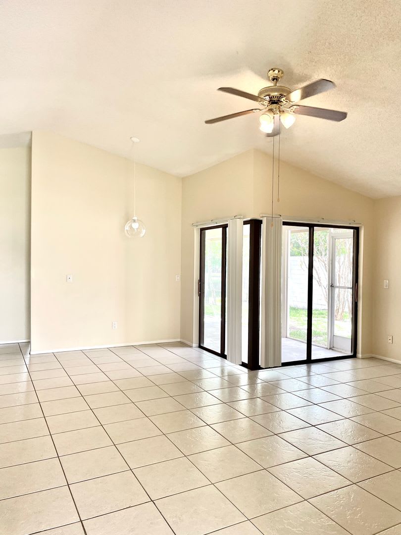 Mid-Century Charmer ONLY $2050/ Month – photo 4