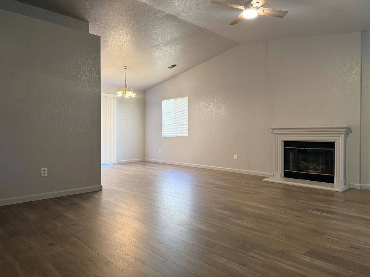 4 2 With Open Floor Plan Available Now – photo 4
