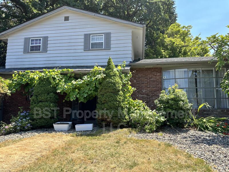 1458 Greenwood Drive Northeast – photo 2