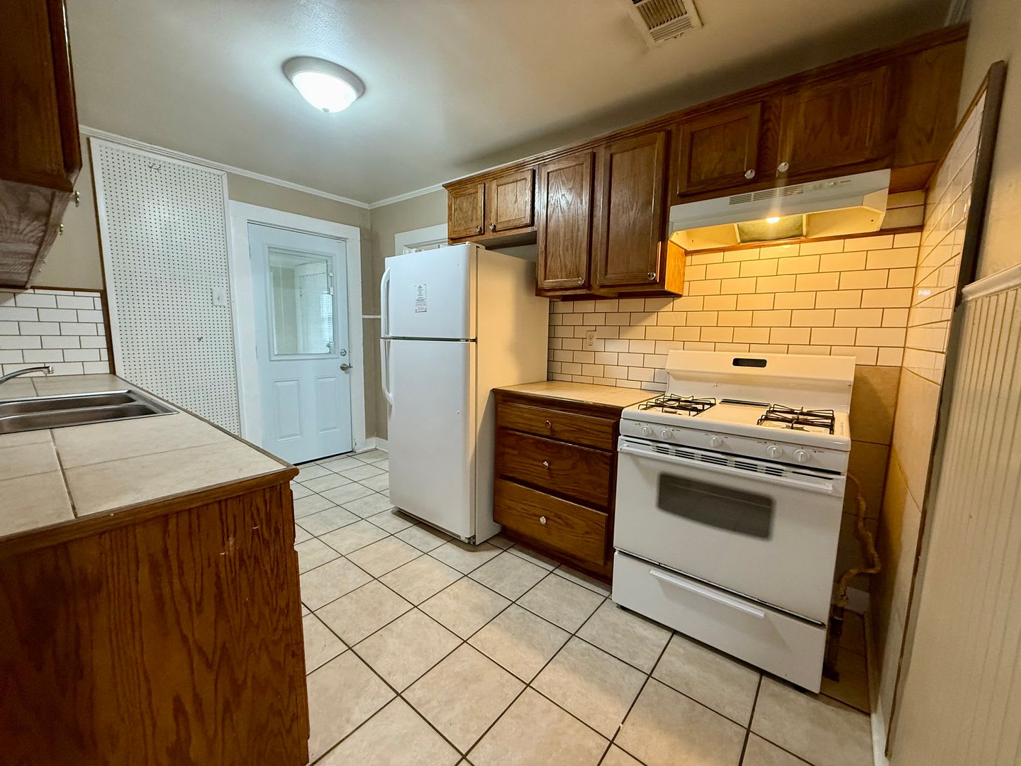 Charming 2 Bedroom 1 Bathroom Home For Rent – photo 2