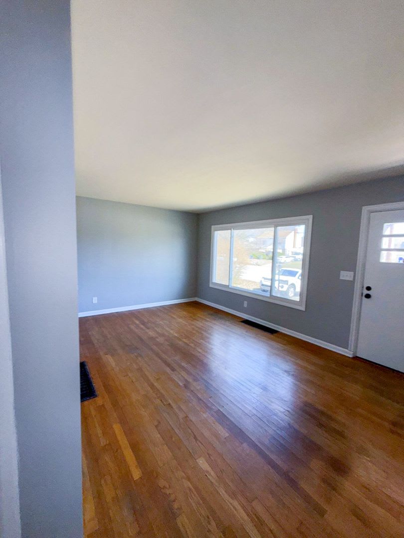 3 Bedroom Cape Cod Home with a Yard & Garage – photo 2