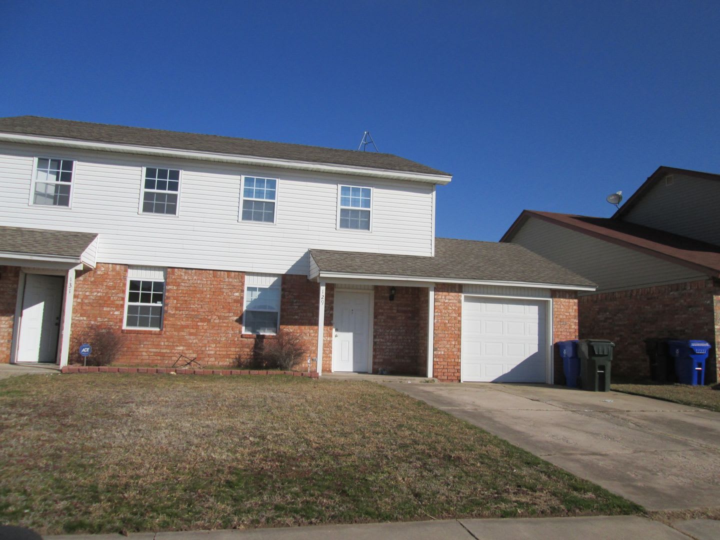(2) Bed/(1.5) Bath Townhome Avail NOW! Pets Negotiable! – photo 1