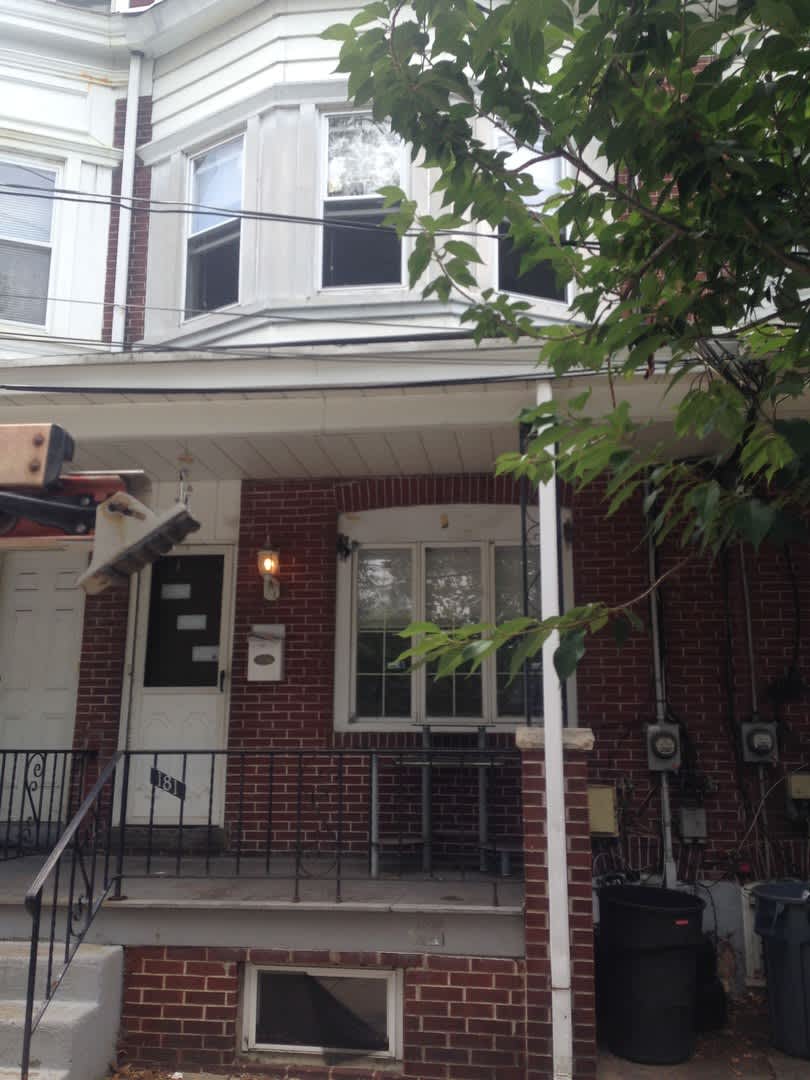 Great Home! 4 Bedroom House with Spacious Living Area! Full Basement for Storage! W/D Hook-ups! Yard! – photo 1