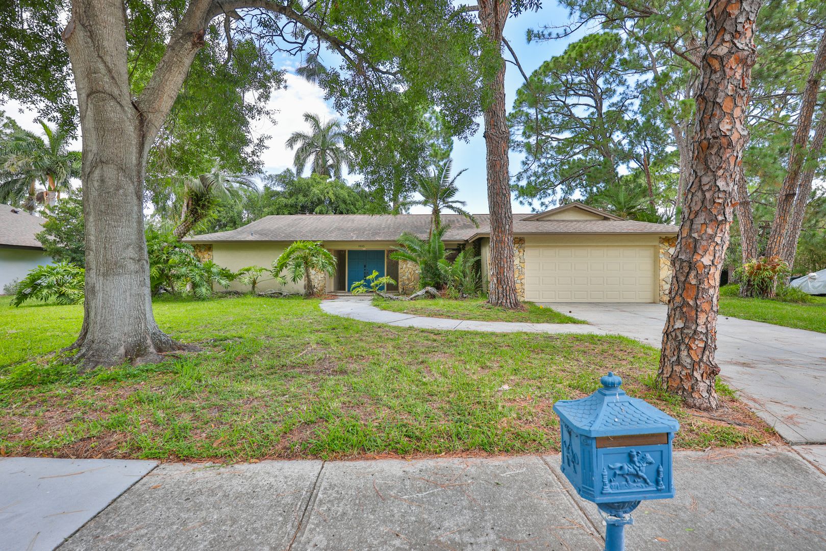 Move In Special 3 Beds 2 Baths Home With Jacuzzi 2 Car Garage In Clearwater – photo 2