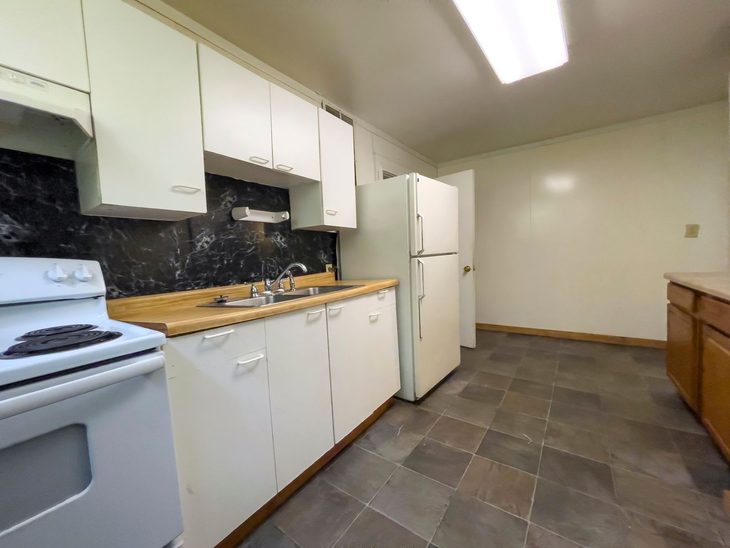 For Rent 912 S Penn St Cozy 3 Bedroom Home With A Fenced In Yard Detached Garage Washer Dryer Hookups Section 8 Approved – photo 2