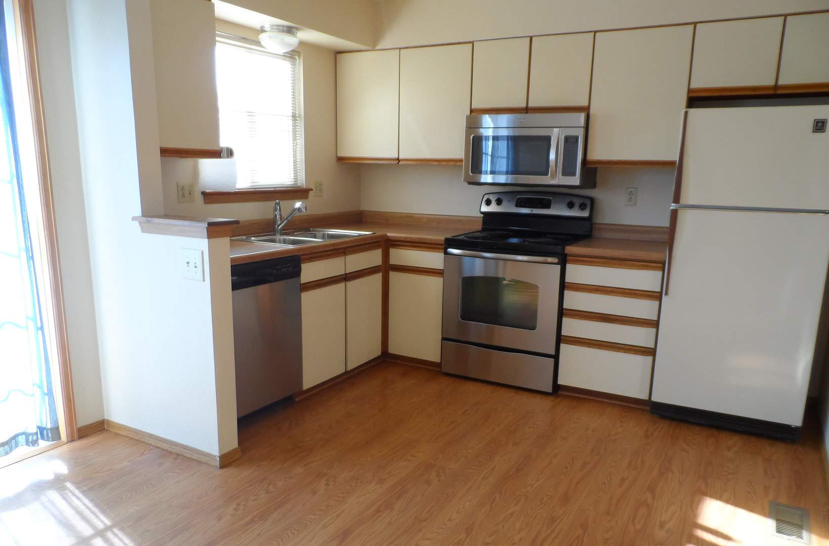 Stylish End Unit with Central Air & Wood Floors in District 20!! – photo 4