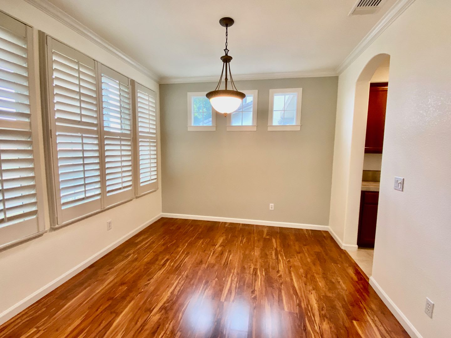 CLEAN AND SPACIOUS 4 BED, 2.5 BATH WITH COVERED BACK PATIO AND LUSH LANDSCAPING IN WESTLAKE COMMUNITY – photo 2