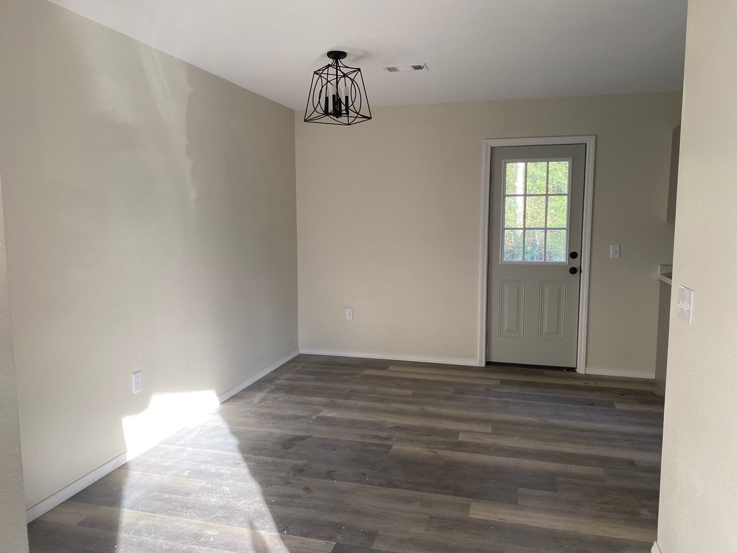Come take a look at this newly remodeled 3-bedroom, 2-bathroom home – photo 3