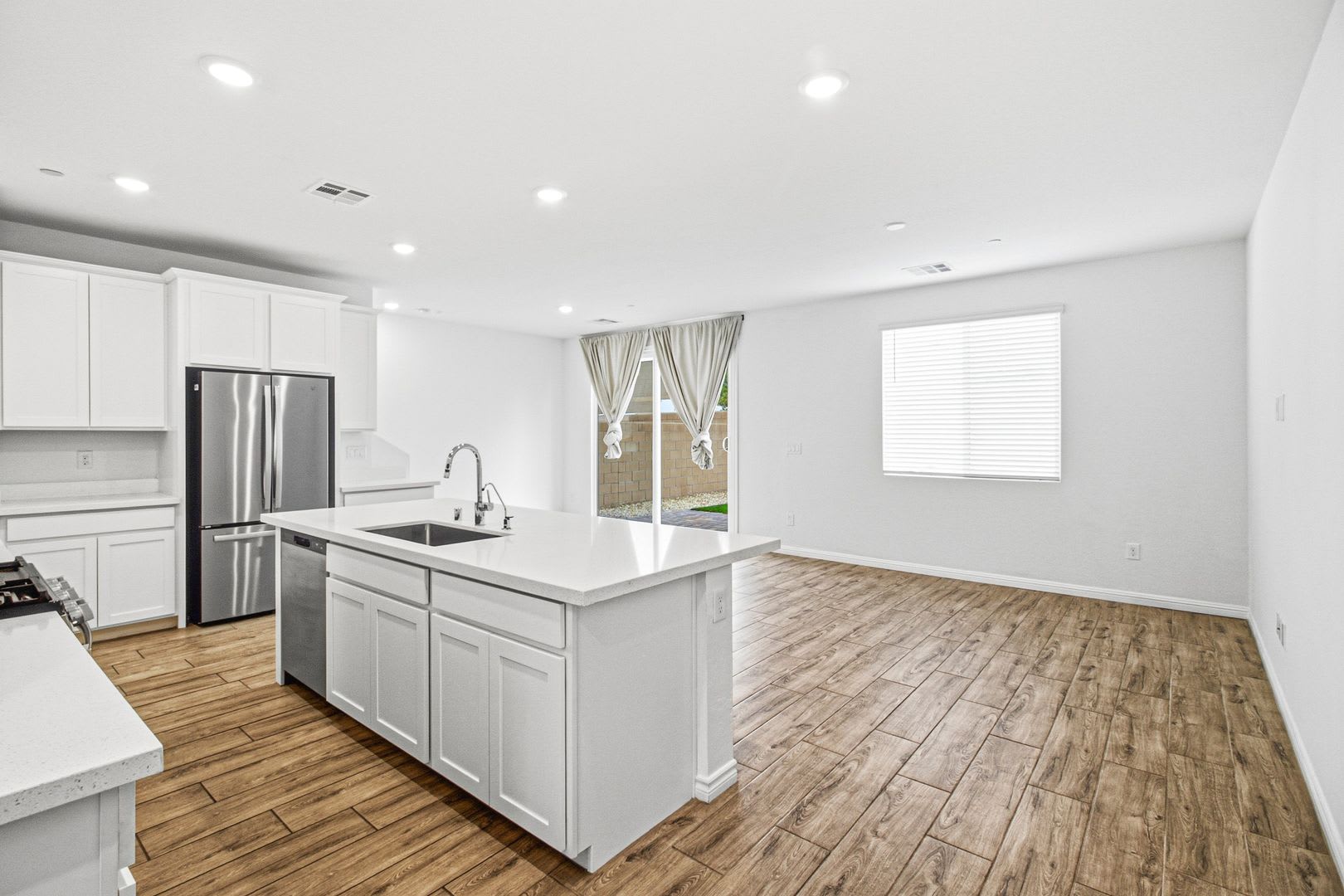 Beautiful 3-Bedroom Home in Desirable Skye Canyon – photo 5