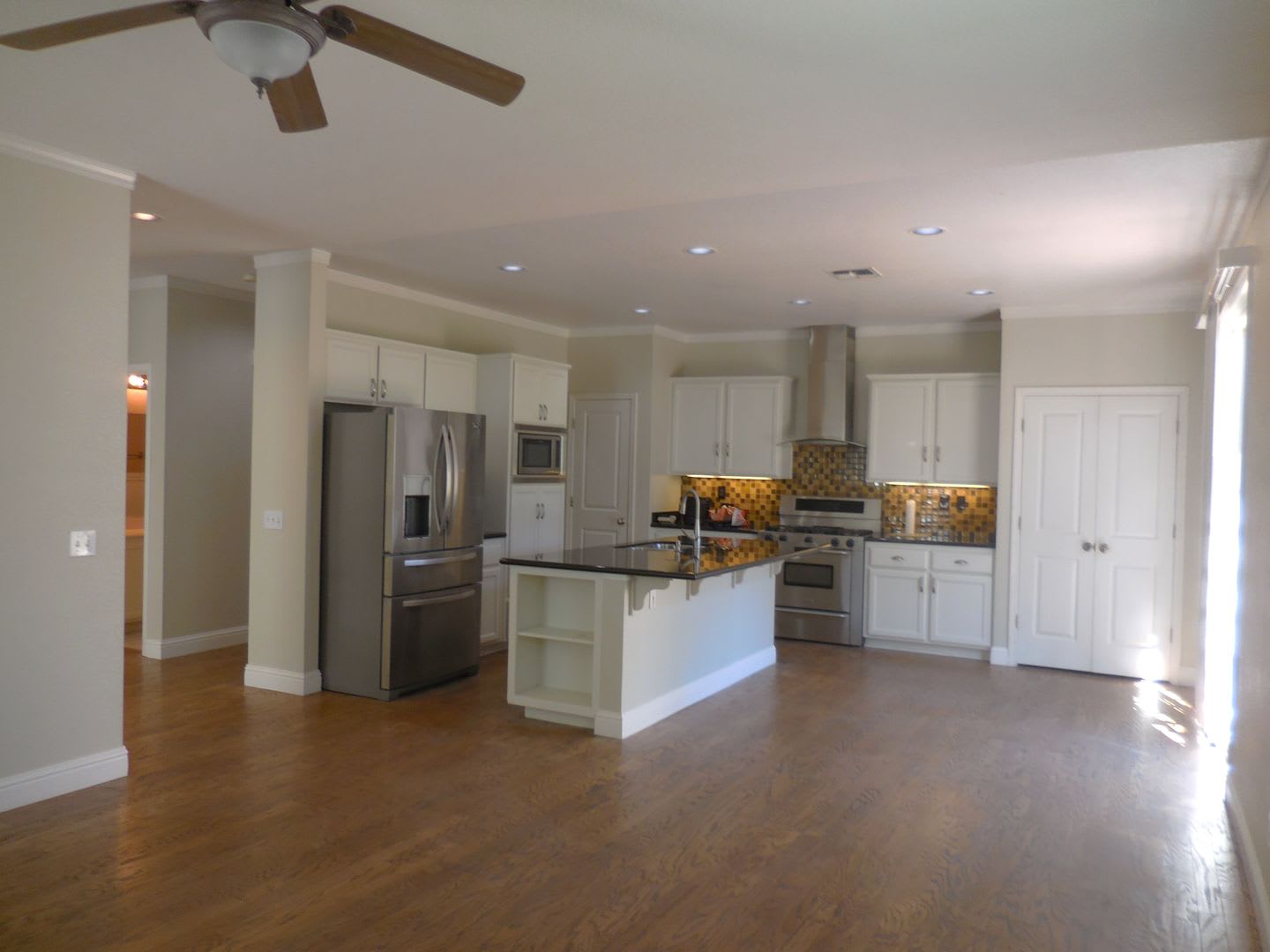 Spacious Single-Story Home with Workshop, RV Parking & Beautiful Backyard – Available Now! – photo 2