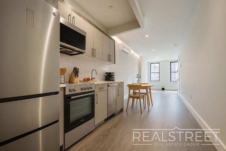 277 Linden St – photo 4