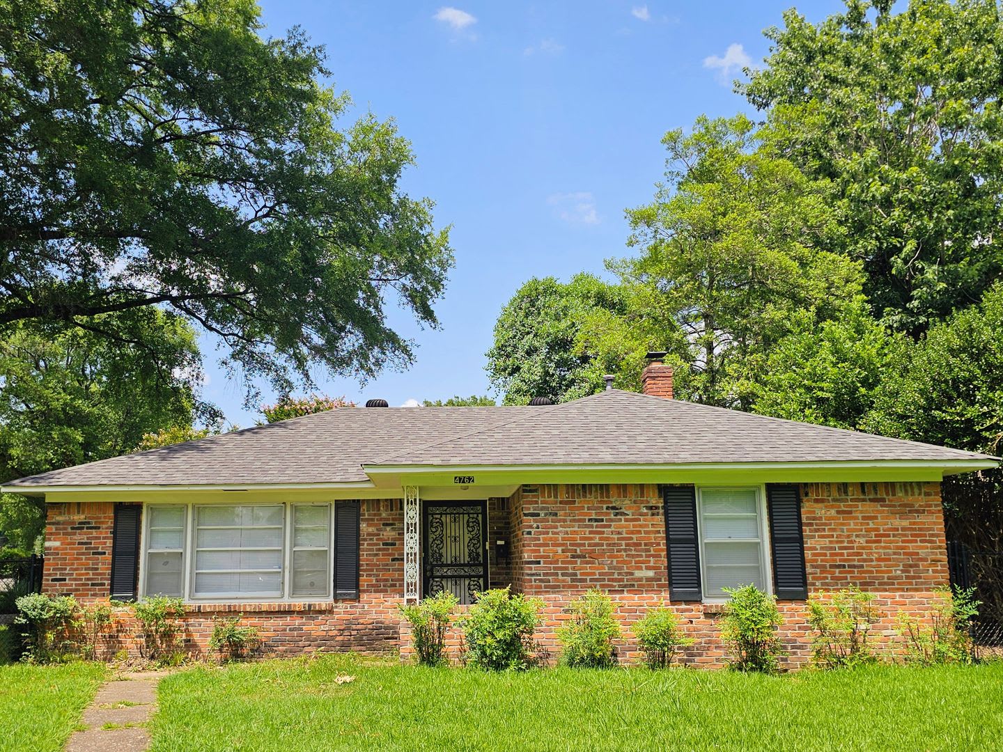 Brick Ranch Charmer With Hardwoods In Unit Laundry Fenced Yard Available Now – photo 1