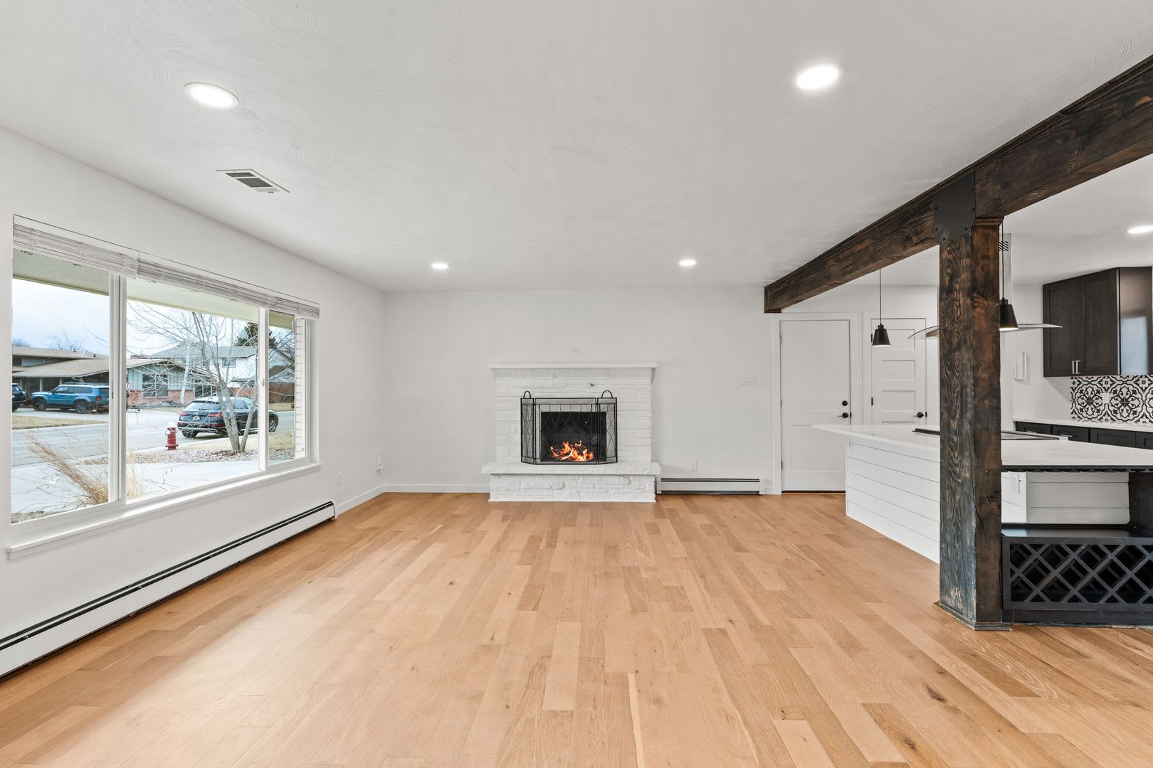 Charming and Renovated 4 Bedroom 2 Bathroom Home with Large Fenced Yard – photo 3