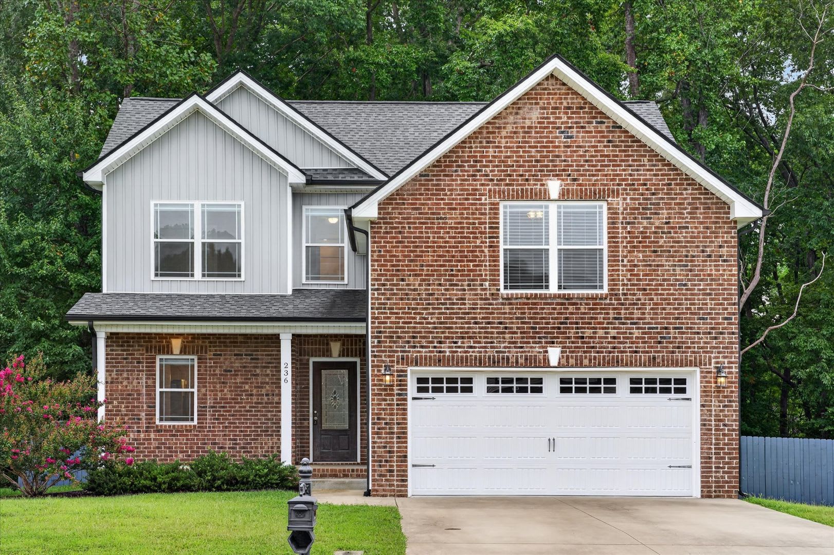 Pet Friendly Three Bedroom with Bonus in Sango! – photo 1