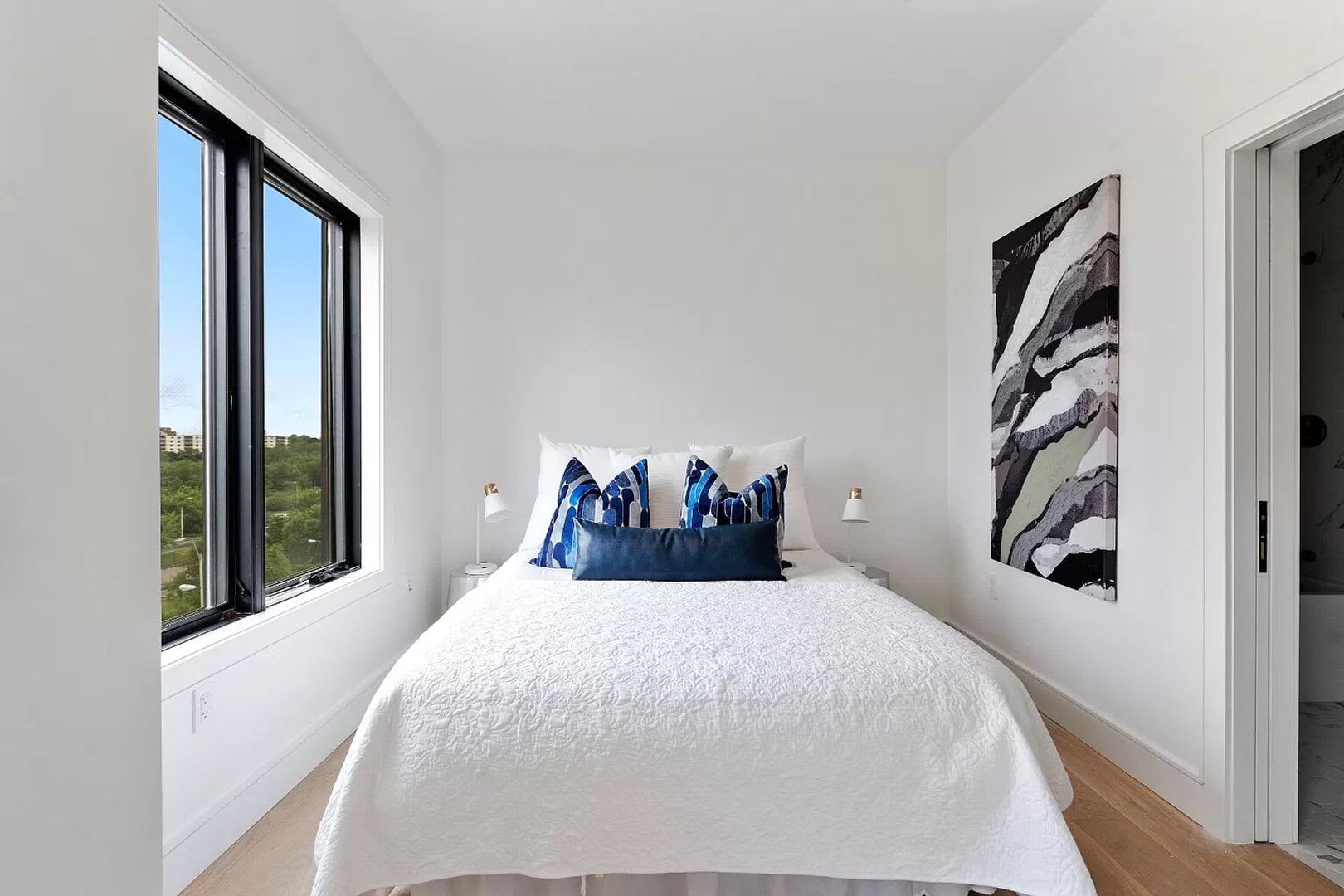 Luxurious Allston 2bd/2ba with washer/dryer in Unit! – photo 2