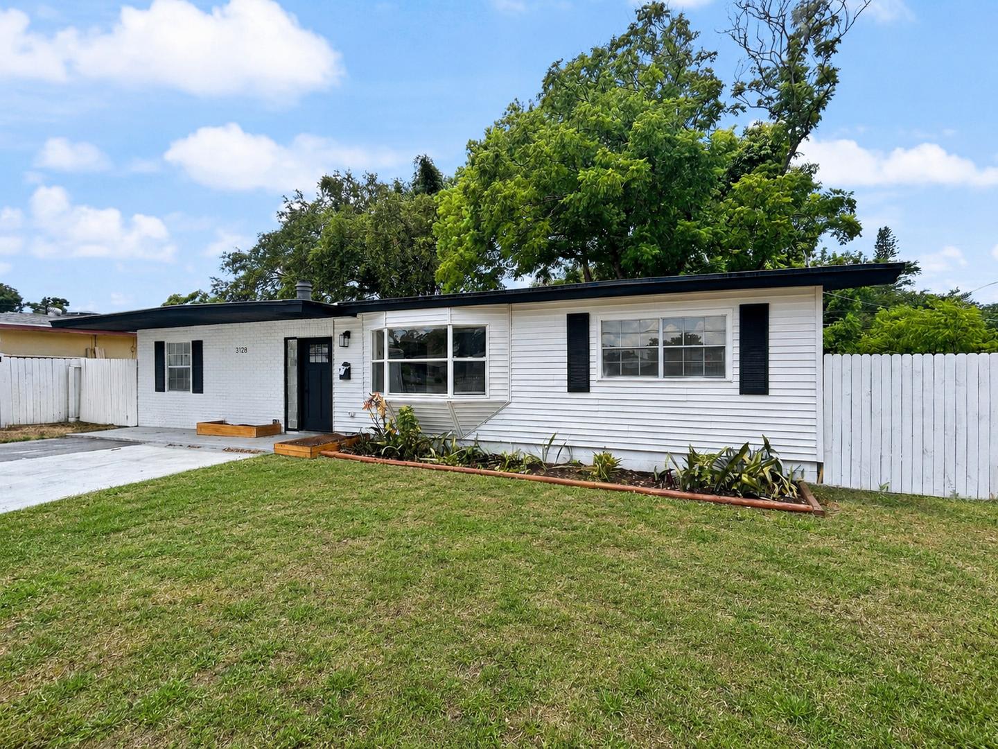 Section 8 Accepted Spacious Updated Home In St Petersburg With A Large Backyard 4Bed 2Bed – photo 1