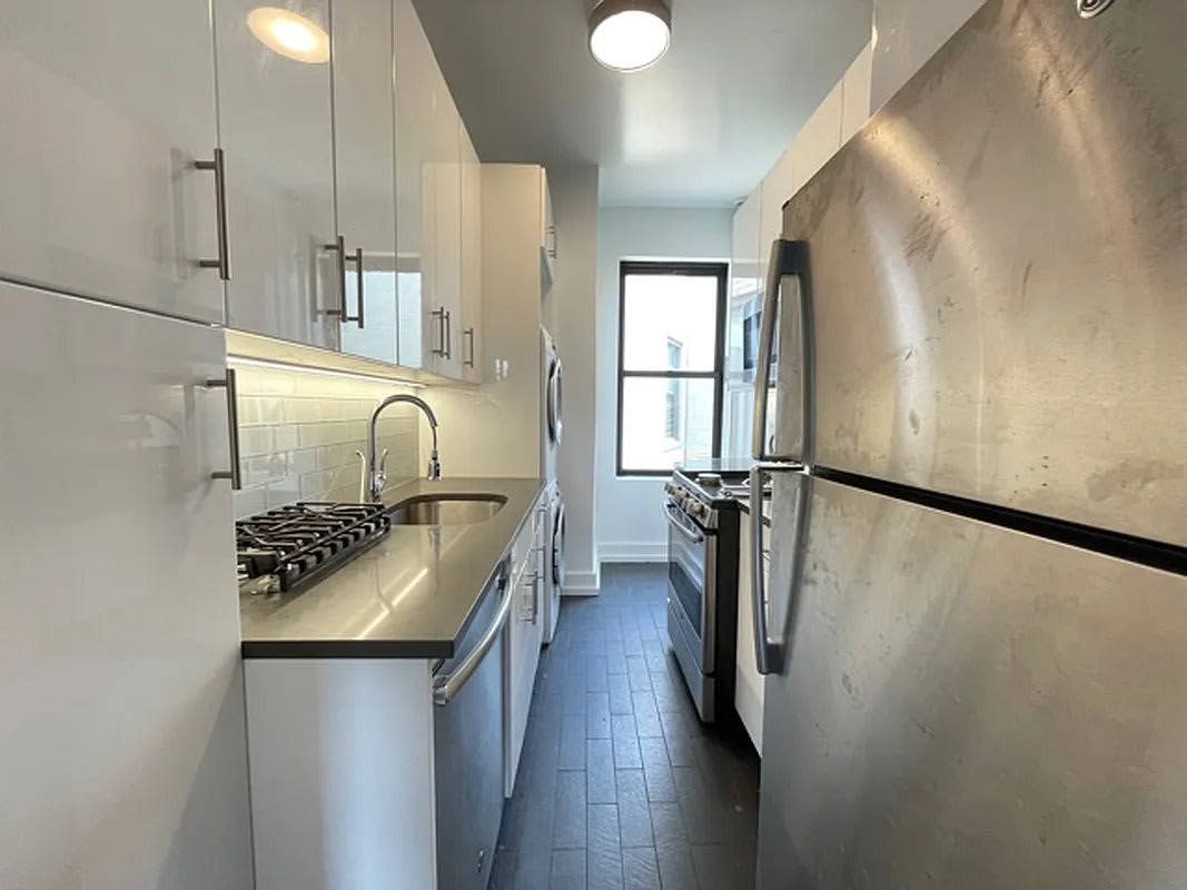 318 Hudson St – photo 2