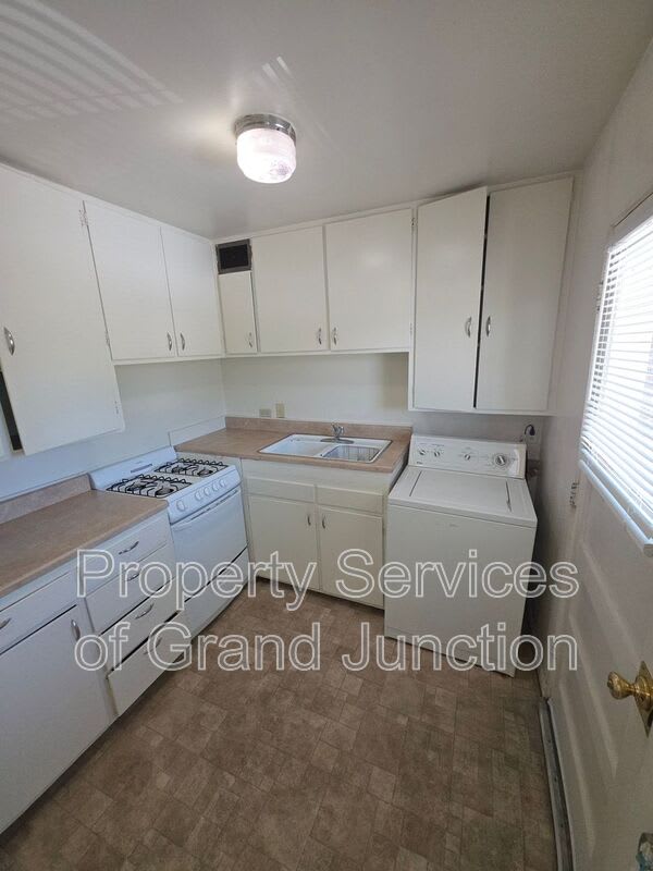 1362 Elm Avenue – photo 5