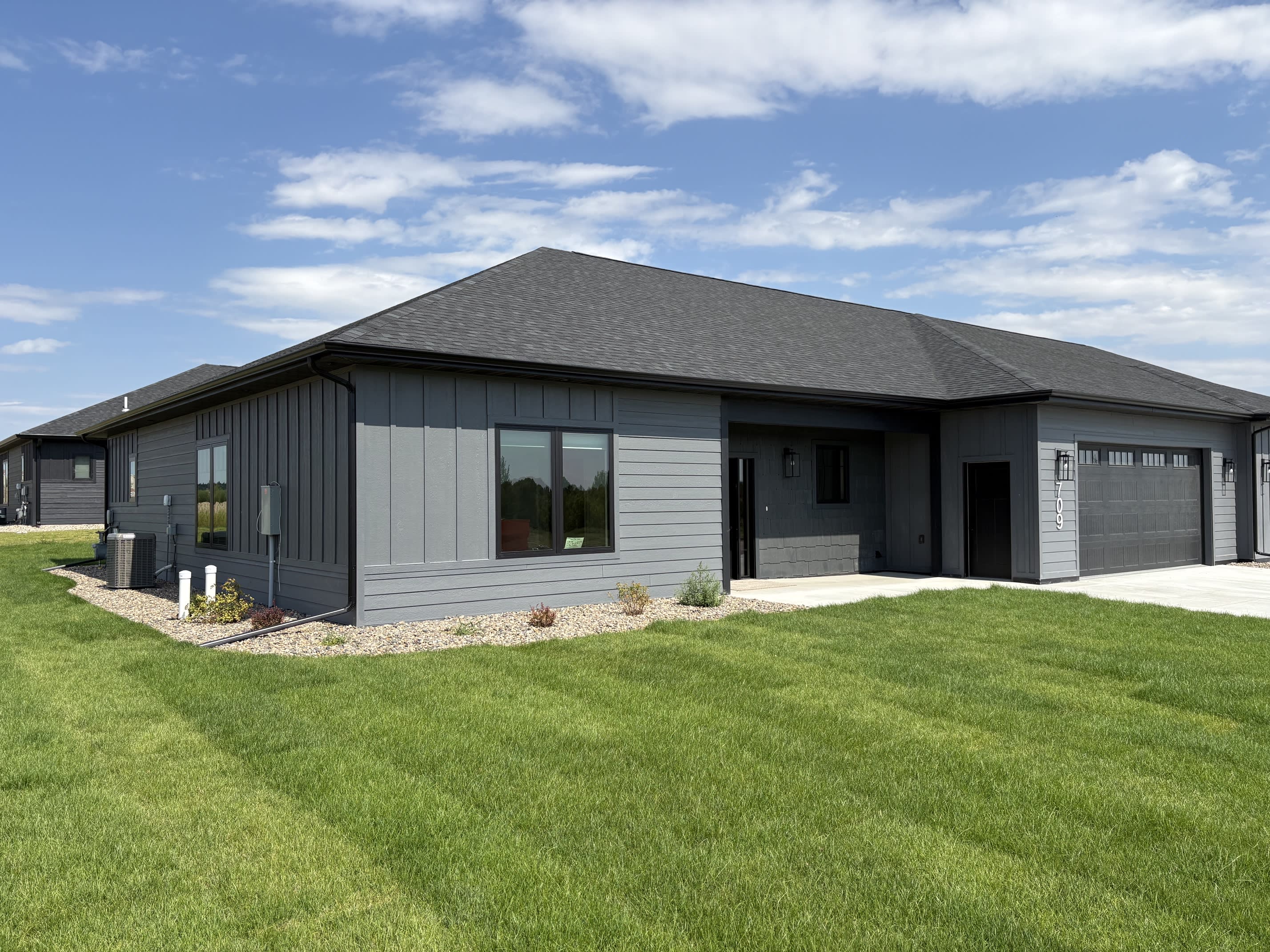 709 45th St E – photo 1