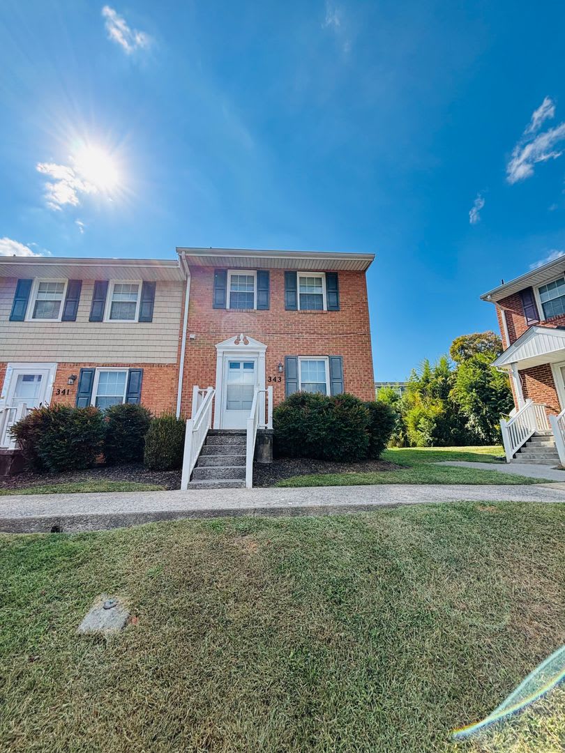 2 Bedroom, 1.5 Bath Townhouse – photo 1