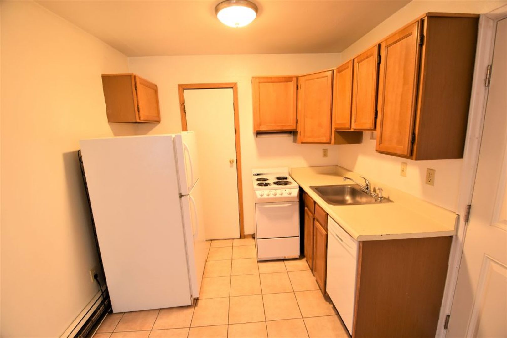 1 Bedroom on The Hill, Close to Campus and has Balcony! – photo 3
