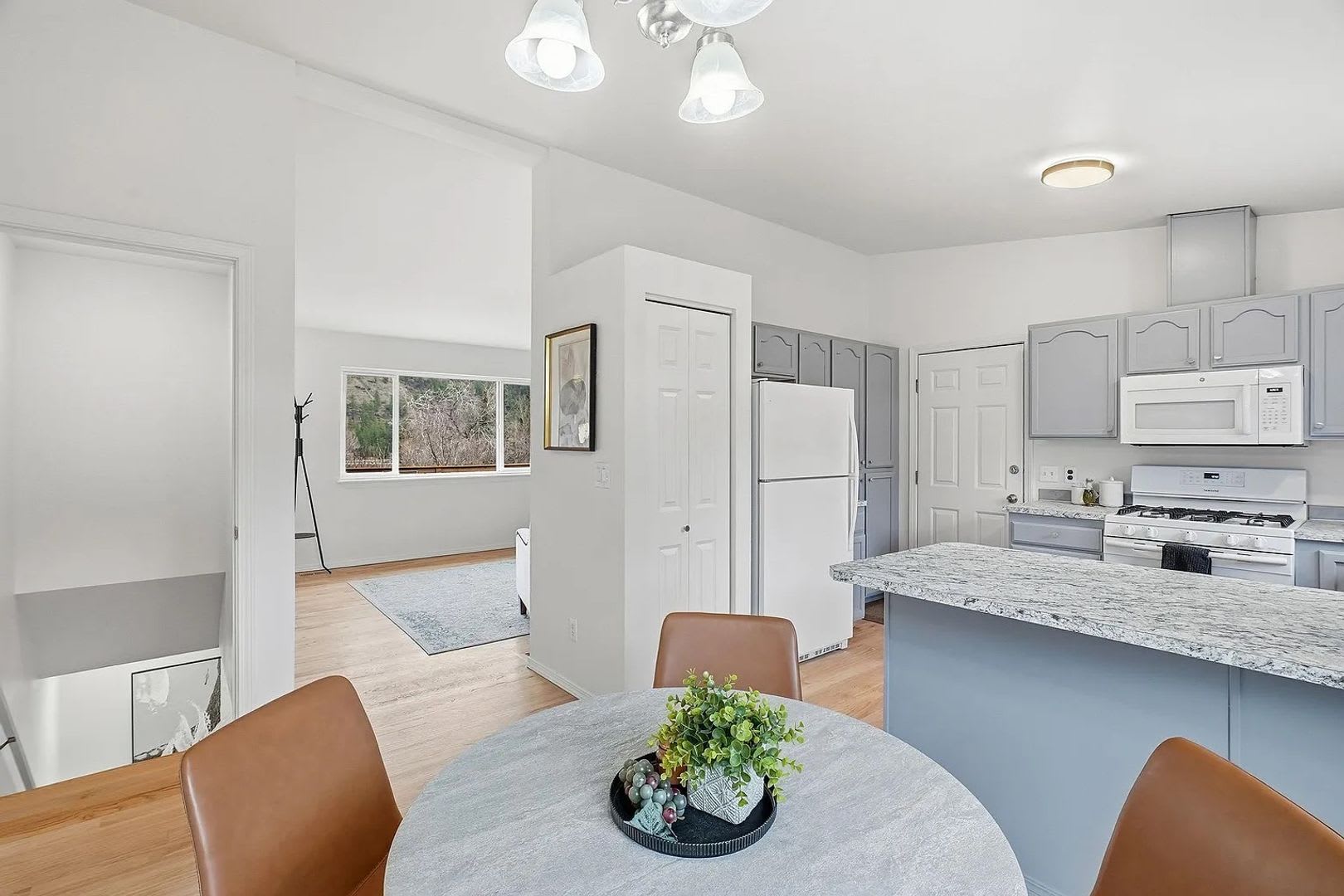 Spacious 4-Bed / 3-Bath South Hill Home — Views, Central A/C, Attached Garage – photo 5