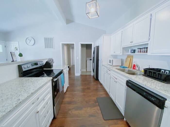12005 Greenleaf Drive Southeast – photo 2
