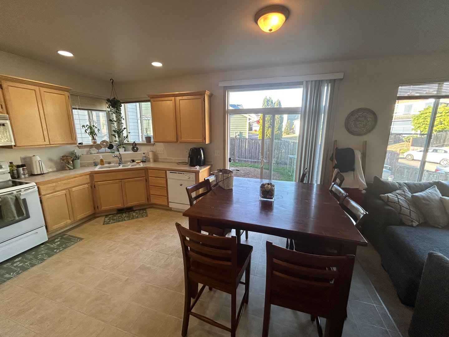 4B, 2.5BA Pet-friendly home w/2-car garage in Whitman Court -Renton, $3,595 per month – photo 5