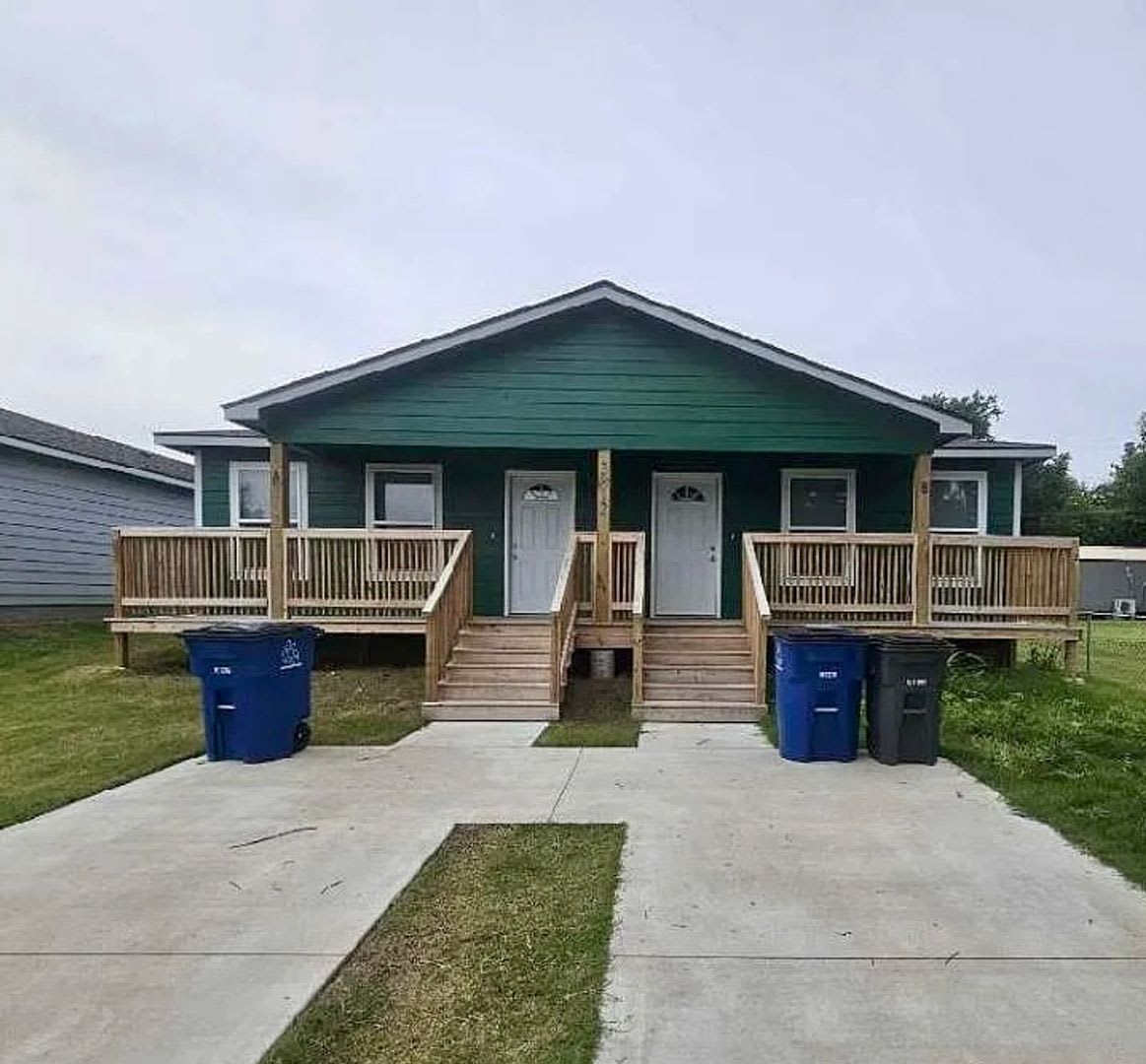 Welcome home to this beautifully designed 3-bedroom, 2 bath half duplex – photo 2