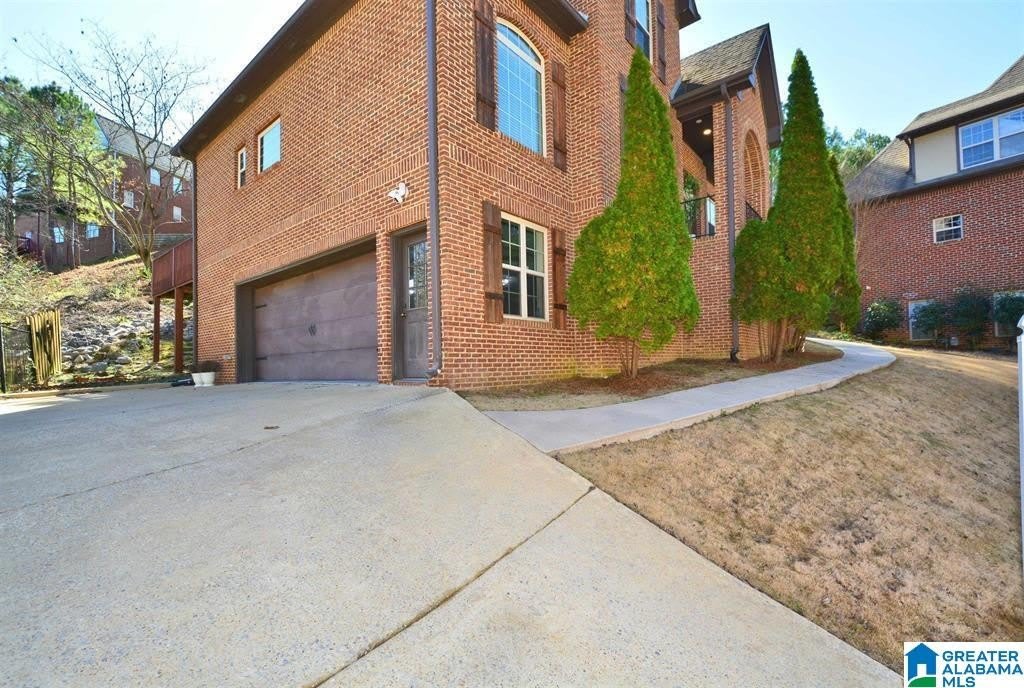 221 Castlehill Drive – photo 2
