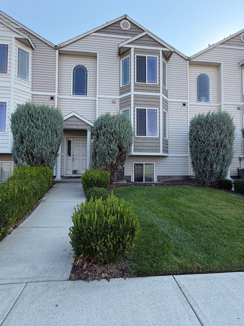3 bed 3.5 bath Townhome available on Rd 68! – photo 1