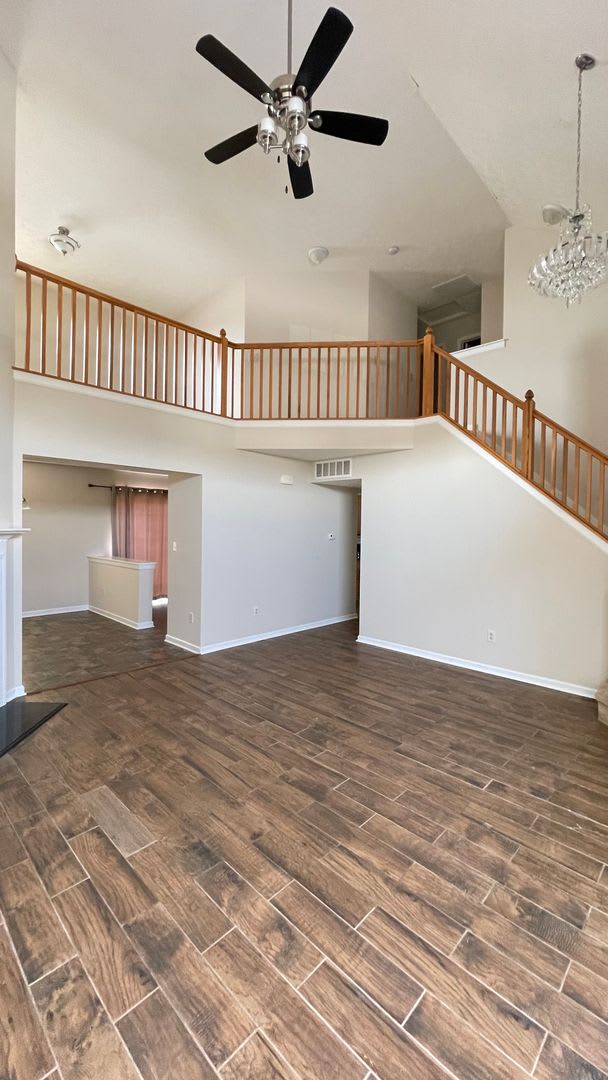 Spacious 2 Story 3 Bedroom 2.5 Bath House with a Large Fenced Backyard – photo 3