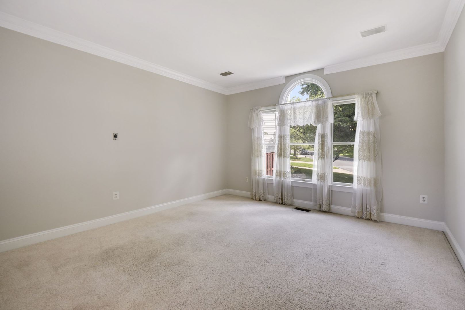 3 Bed 2 Full Bath 2 Half Bath Silver Spring Colonial Military Clause Supported – photo 5