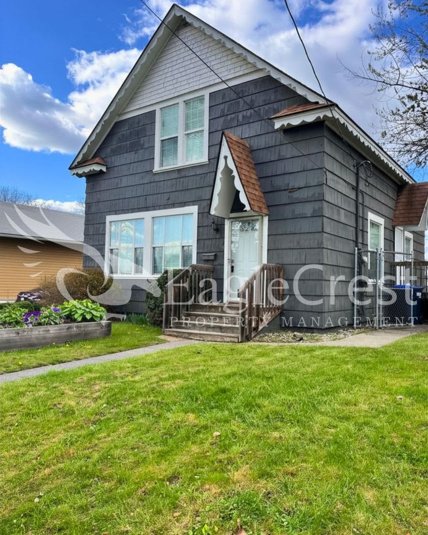 Charming 3BR Home with Spacious Yard & Bonus Living Space! $200.00 OFF 2nd Month Rent!! – photo 1