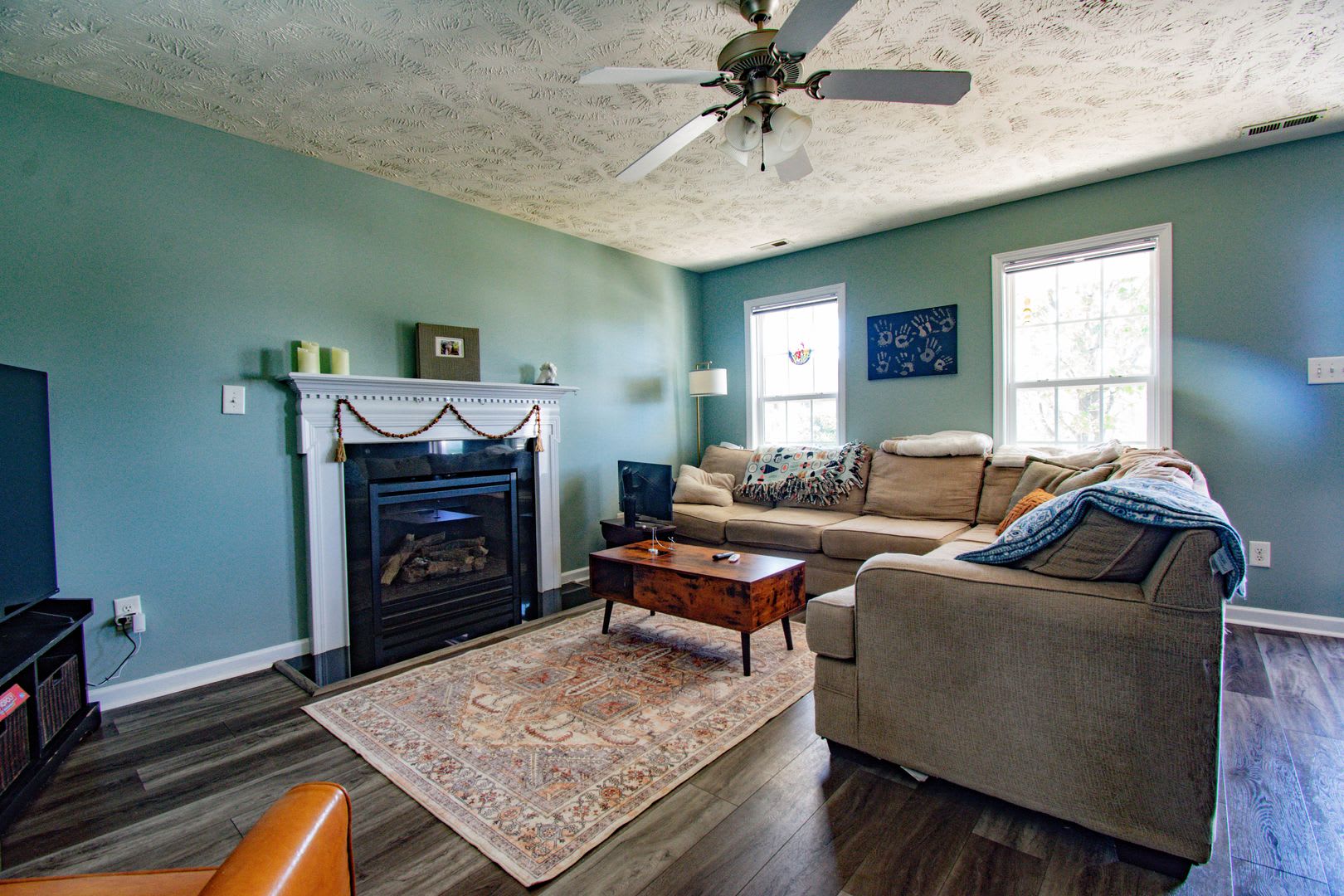 3 Bedroom 2 5 Bathroom With Large Fence Yard – photo 2