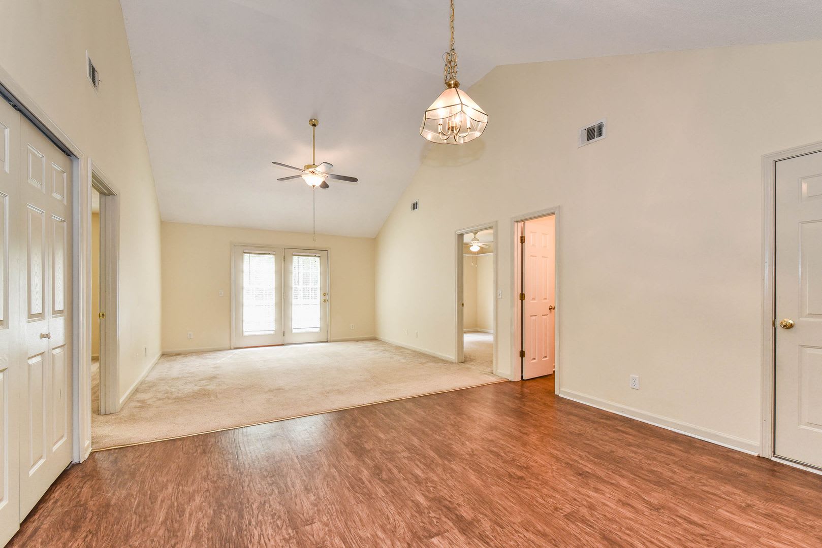 3 Bedroom, 2 Bath Home with Fully Fenced Yard – Pet Friendly! – photo 2