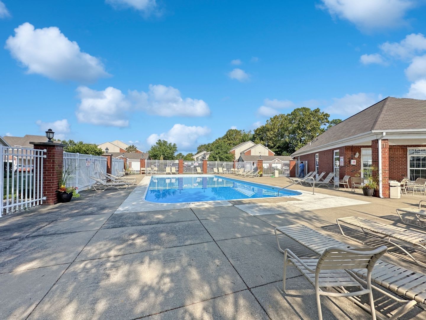 Grand Lakeside Escape: Spacious 3-Bedroom Retreat in Lakeshore Community – photo 3