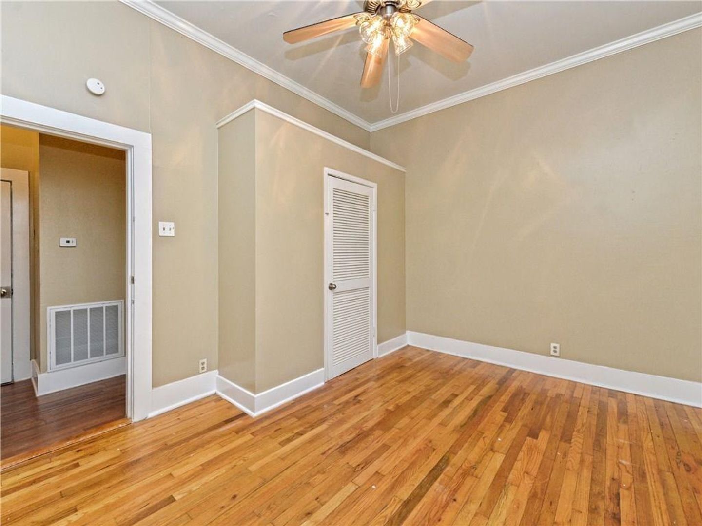 209 E 31St St Walking Distance To Ut Free Standing House With A Yard – photo 5