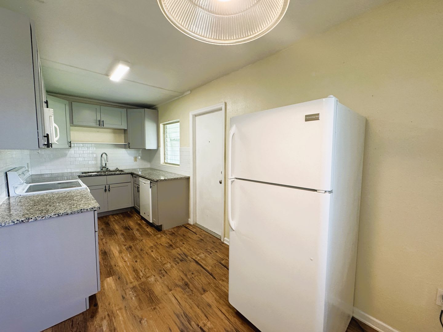 Cozy 3 Bedroom Home with Updated Kitchen and Spacious Yard in Port Charlotte – photo 5