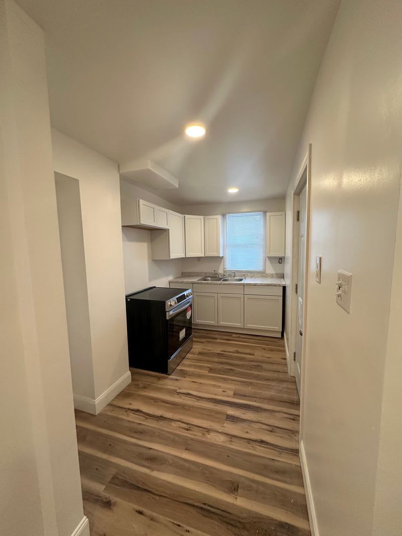 Newly Renovated One Bedroom House, Downtown Location – photo 1