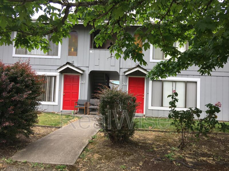 241 NW Rose St – photo 2