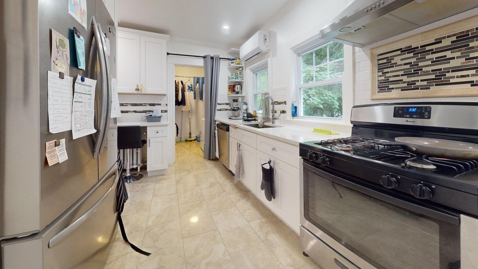 Stunning 3 bed,2 Full Bath In Unit Laundry! – photo 1