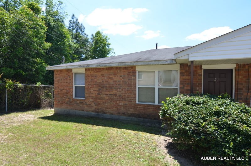 SECTION 8 ACCEPTED Charming 2-Bedroom Home in Hill Place on Walden Drive – photo 2