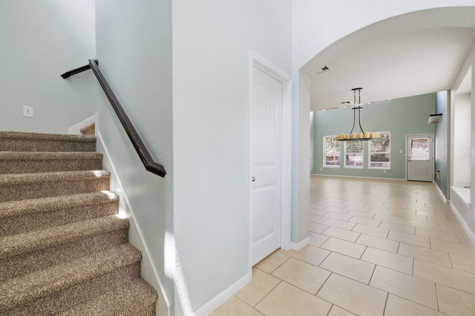 ***MOVE-IN SPECIAL: ONE WEEK FREE***Stunning Two-Story Home in Wolf Creek – photo 2