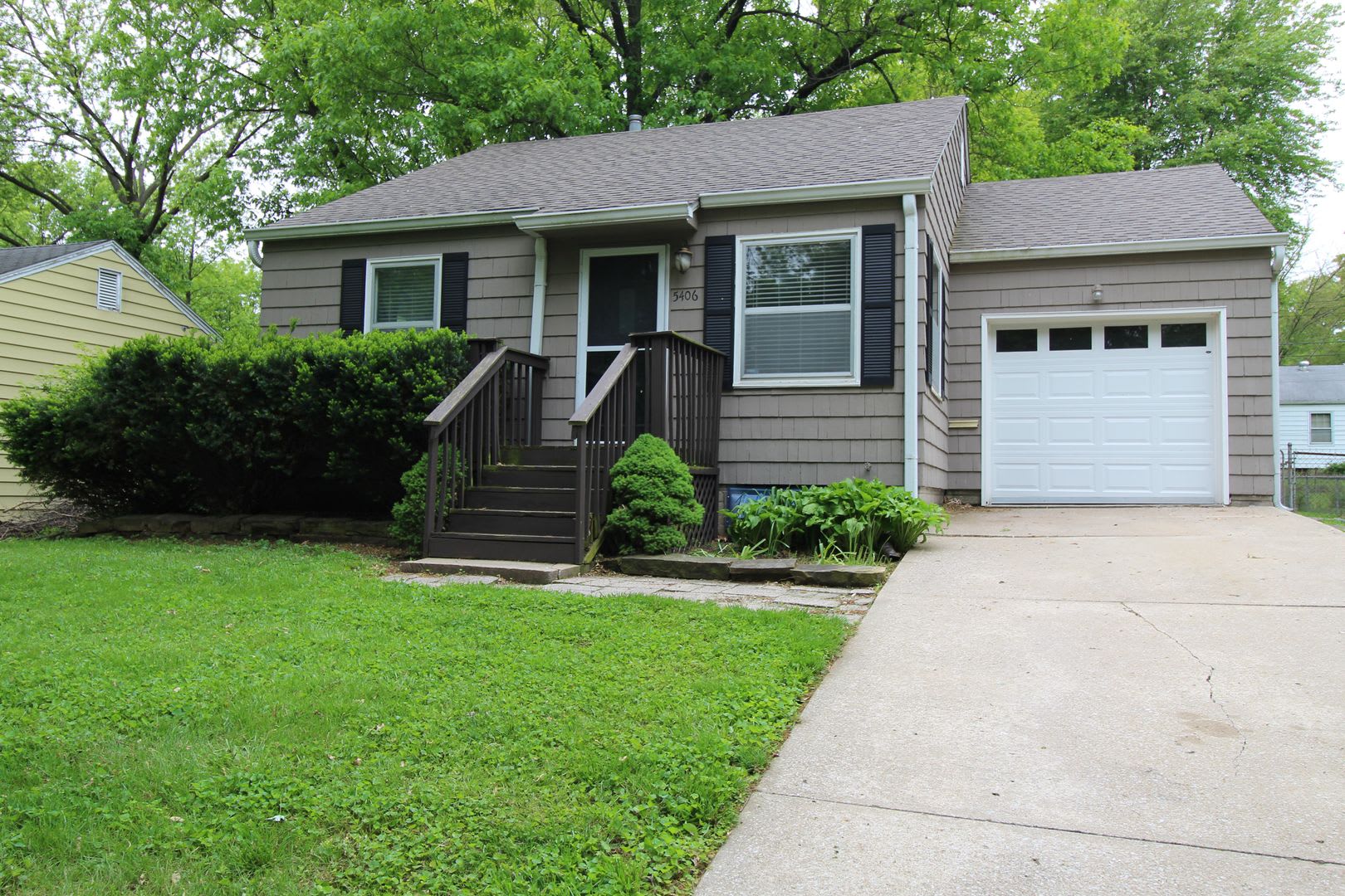 September FREE On This 2 Bedroom 1 Bath Home In Roeland Park – photo 1