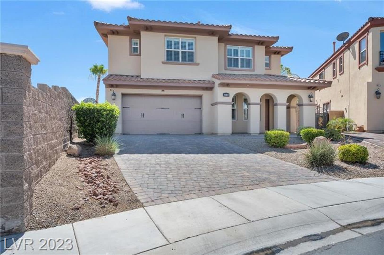 Rare and stunning 5 bedroom 4117sqft property with pool and spa in the backyard. – photo 2