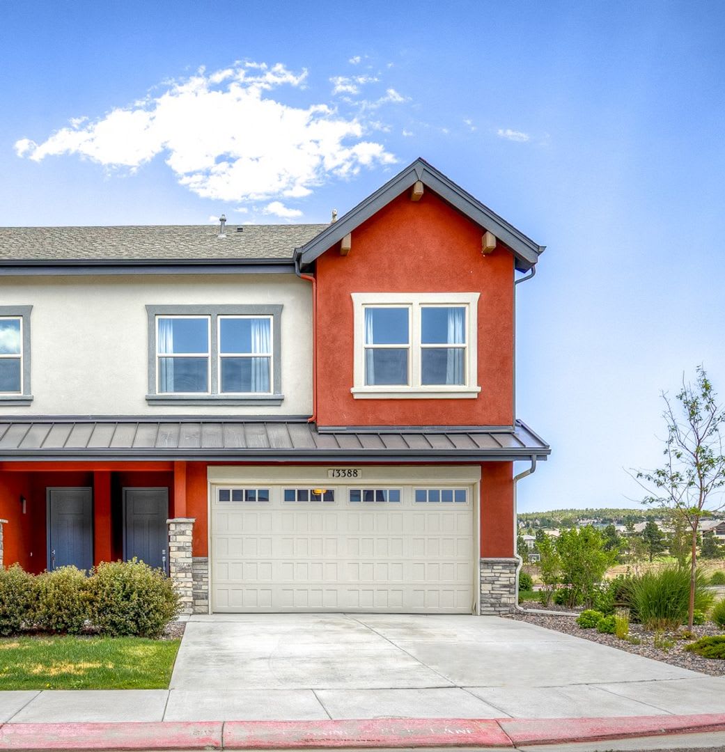 Luxury End Unit Townhome in Flying Horse – photo 1
