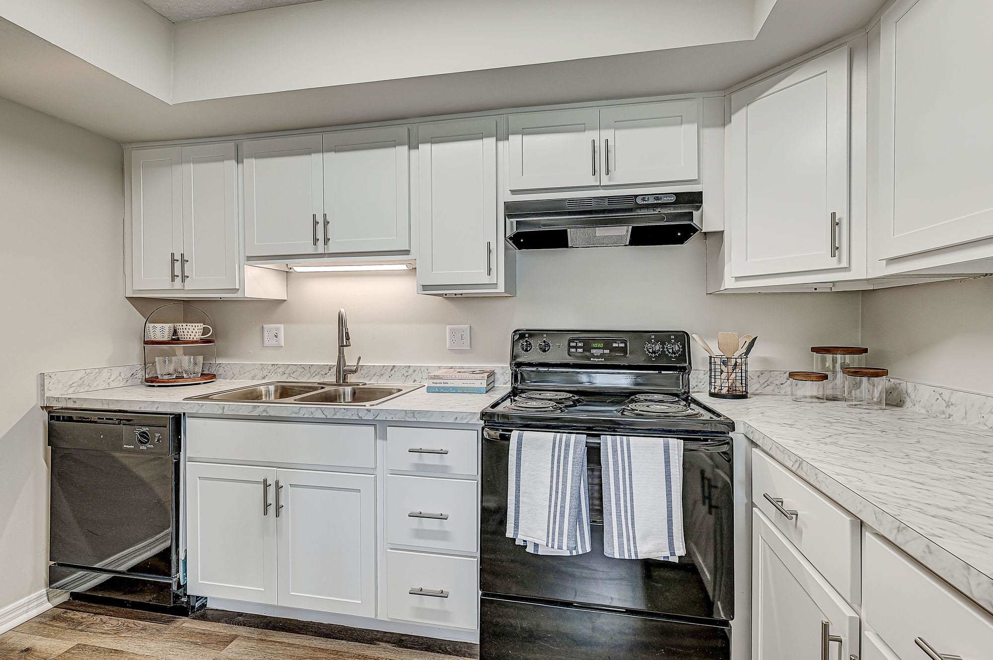 Stonehedge Apartments – photo 1