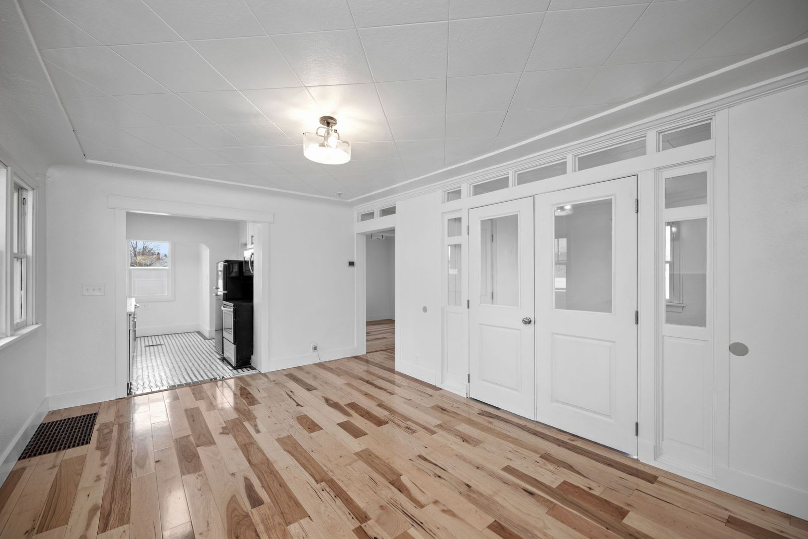 Remodeled 3BR/2BA Brick Bungalow – photo 3