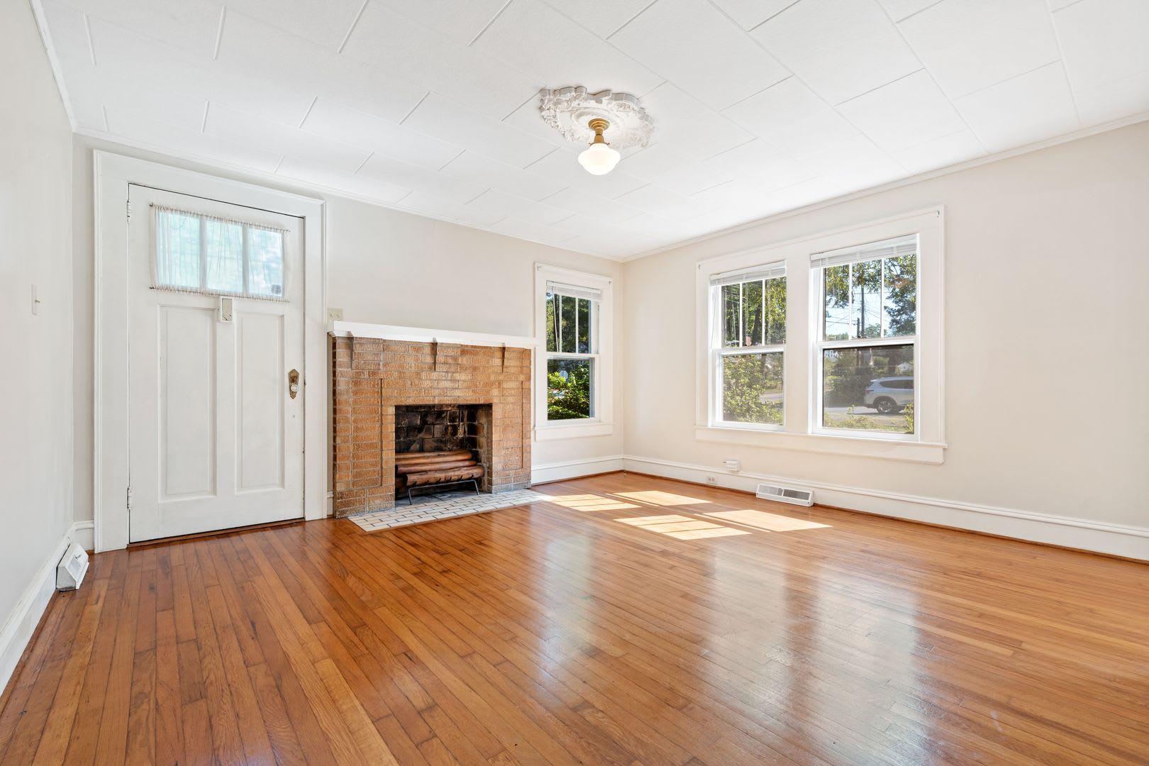 2 Bedroom Cottage Plan Available Mid-August – photo 4